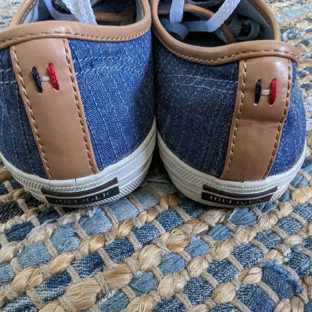 Tommy Hilfiger 7.5 Casual Blue & White Pinstriped Tennis Sneakers Shoes Preppy